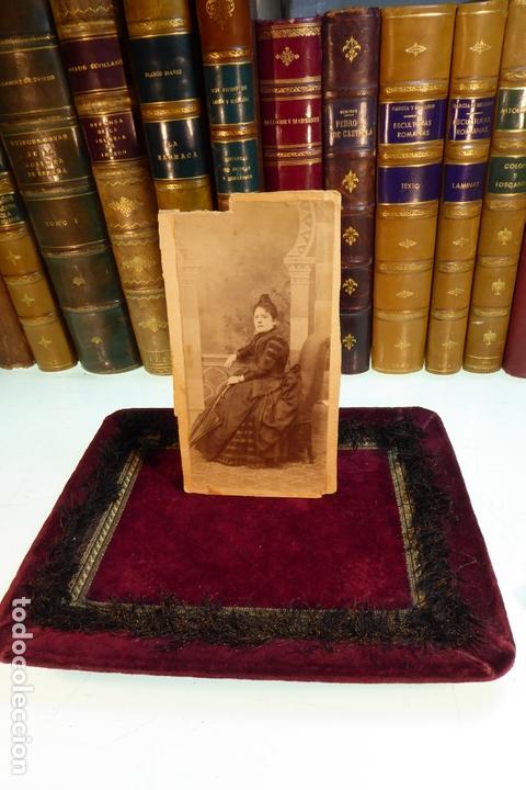 Fotografia antiga: Fotograf&iacute;a de dama con traje de &eacute;poca y parag&uuml;as. Siglo XIX.