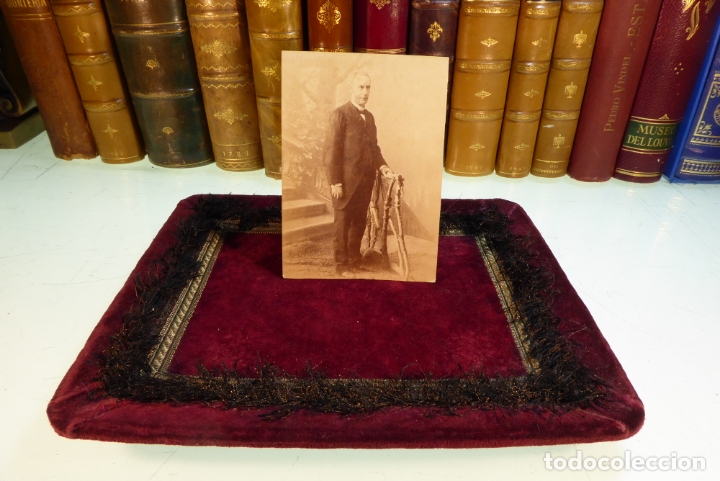 Fotografia antica: Caballero posando con traje.Siglo XIX.