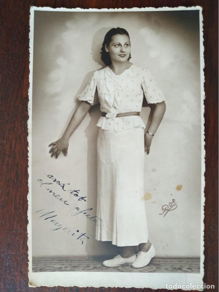 Fotograf&iacute;a antigua: Fotografia de joven se&ntilde;orita posando en pared con blusa y falda larga en color blanco. a&ntilde;os 30-40&acute;s