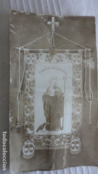 Fotograf&iacute;a antigua: ANTIGUA FOTOGRAFIA DE ESTANDARTE.SANCTUS BENEDICTUS.SAN BENITO.MONTSERRAT? SIGLO XIX