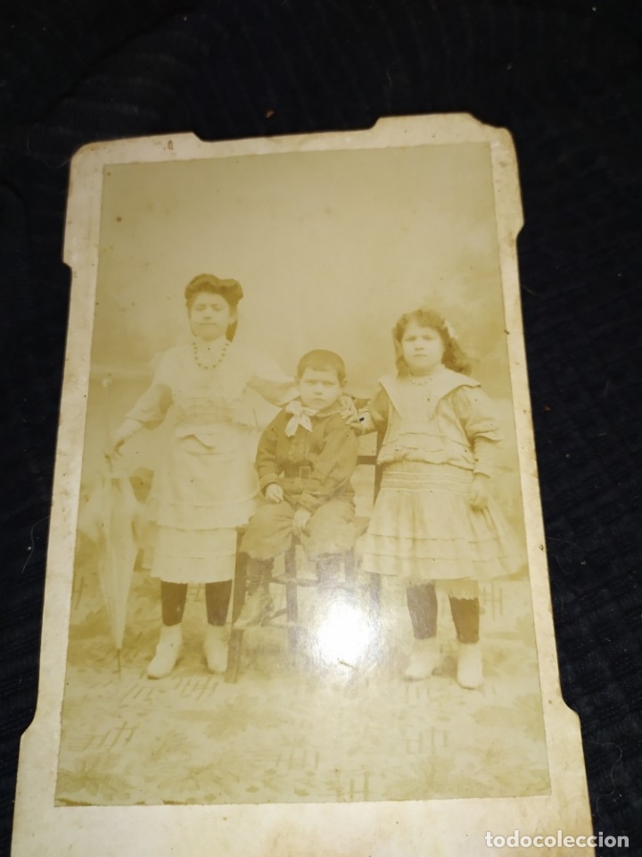 Fotografia antica: POST MORTEM TRES HERMANOS NI&Ntilde;O MUERTO EPOCA VICTORIANA