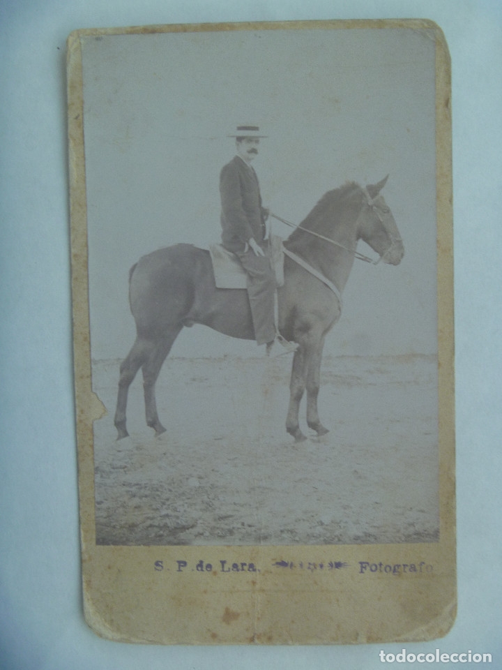 Fotografia antiga: FOTO DE JINETE CON SOMBRERO A CABALLO DEL SIGLO XIX. DE S.P. DE LARA, FOTOGRAFO ..... 13 X 21 CM