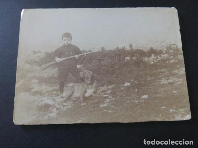 Fotografia antica: NI&Ntilde;O CAZADOR CON PERRO Y ESCOPETA EN EL CAMPO ALBUMINA HACIA 1895 10,5 X 15 CMTS