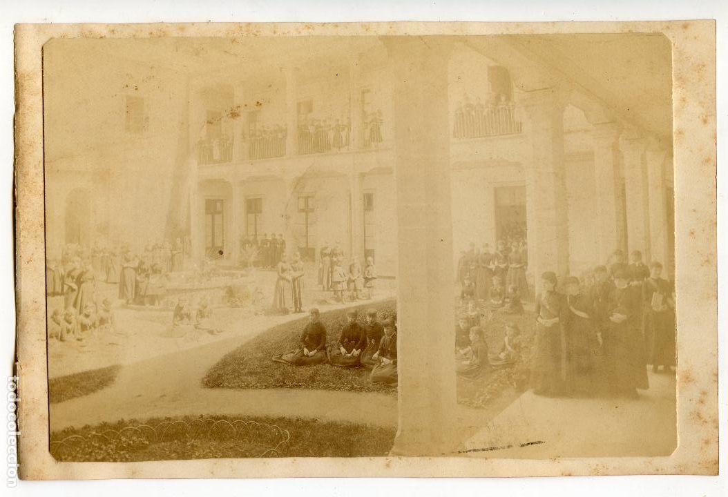 Fotograf&iacute;a antigua: Patio de un colegio femenino, a identificar, posiblemente en el Pa&iacute;s Vasco, circa 1900