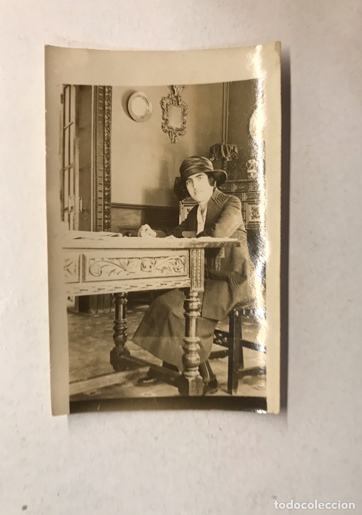 Fotografia antiga: VALENCIA. Fotograf&iacute;a Albumina. Se&ntilde;ora en el Sal&oacute;n familiar. Medidas: 6,8 x 4,4 cm., (h.1900?)