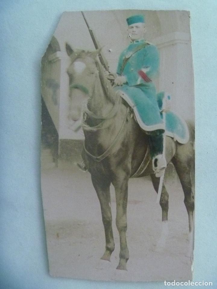 Antique Photography: FOTO DE CABO DE CABALLERIA A CABALLO CON TORCEROLA. PRINCIPIOS DE SIGLO. COLOREADA
