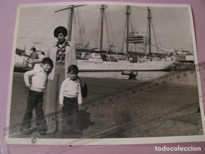Antique Photography: FOTO DE UNA FAMILIA. AL FONDO BARCO JUAN SEBASTIAN DE ELCANO. CADIZ. A&Ntilde;OS 60 O 70. 24X18 CM.