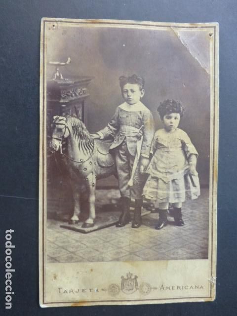 Antique Photography: RETRATO DE HERMANOS CON CABALLO DE CARTON HACIA 1875 TARJETA AMERICANA