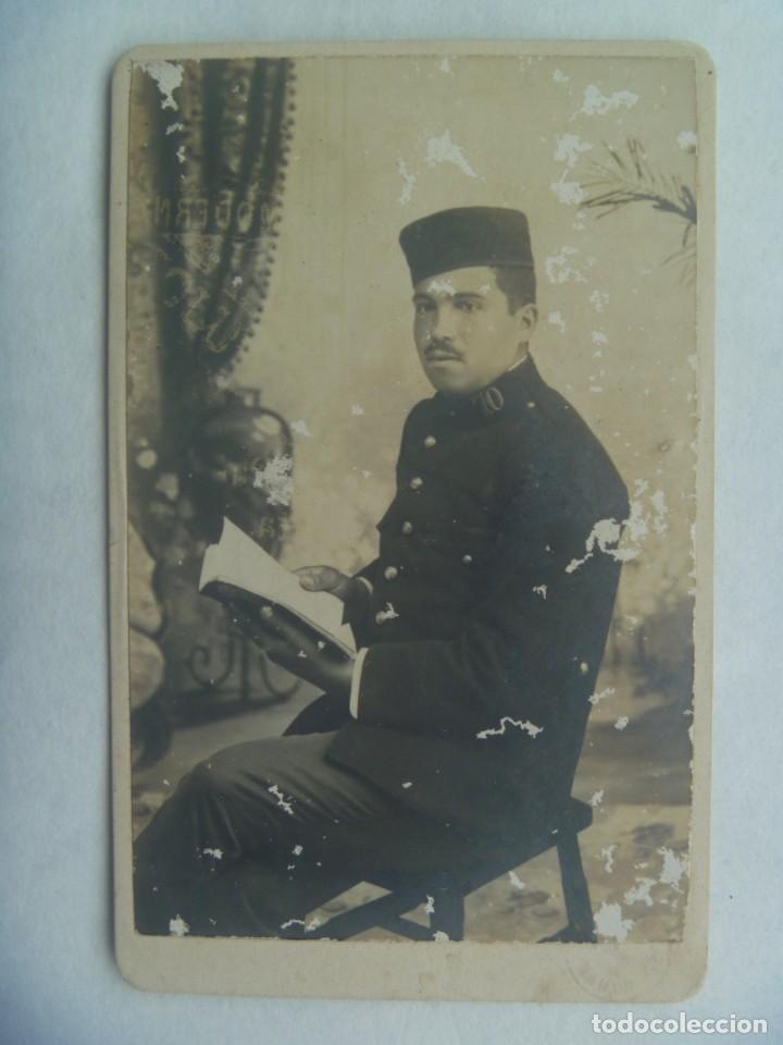 Fotografia antica: FOTO DE ESTUDIO DE MILITAR DEL RGTO. DE INFANTERIA MENORCA N&ordm; 70 CON LIBRO. MAHON, 1918