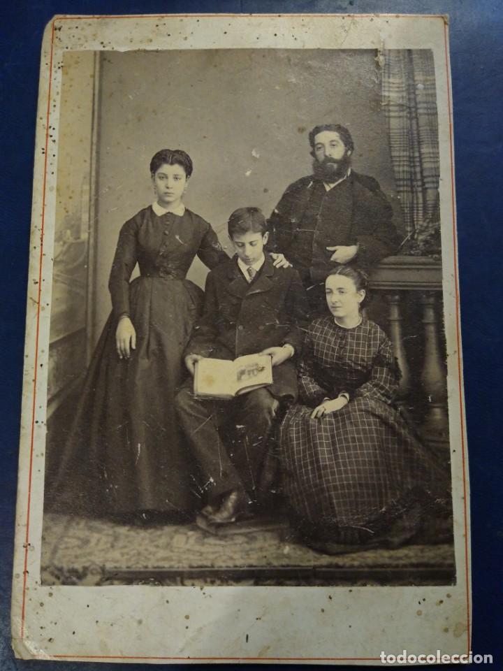 Antique Photography: Fotograf&iacute;a, familia Solano con ni&ntilde;o leyendo. Fot&oacute;grafo Bayona.