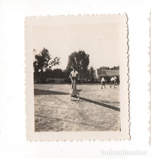 Fotograf&iacute;a antigua: CHICOS ENTRENAN CON BICICLETAS EN COLEGIO, FORMACION DEL ESPIRITU NACIONAL, MALAGA HACIA 1939, FOTO