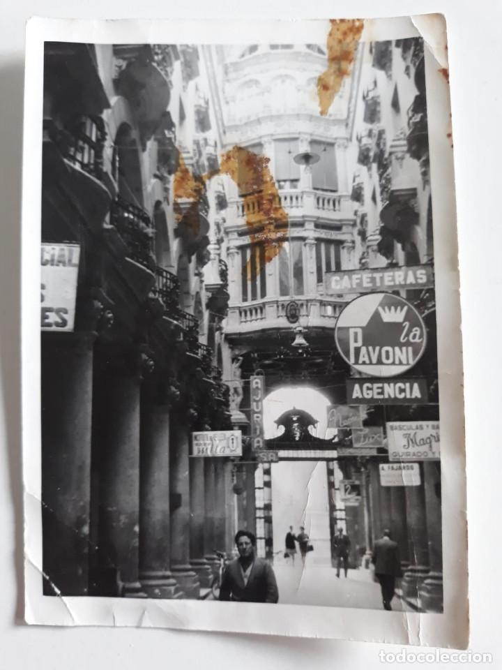 Fotografia antiga: Paseo comercial de una ciudad