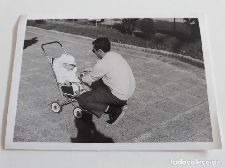 Fotografia antiga: Hombre con carricoche y beb&eacute;