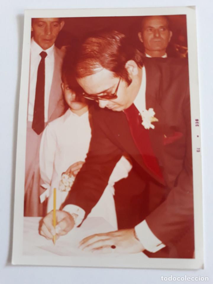 Fotografia antiga: Hombre firmando posiblemente de testigo en boda
