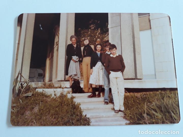 Fotografia antica: Familia en entrada de casa con el perro