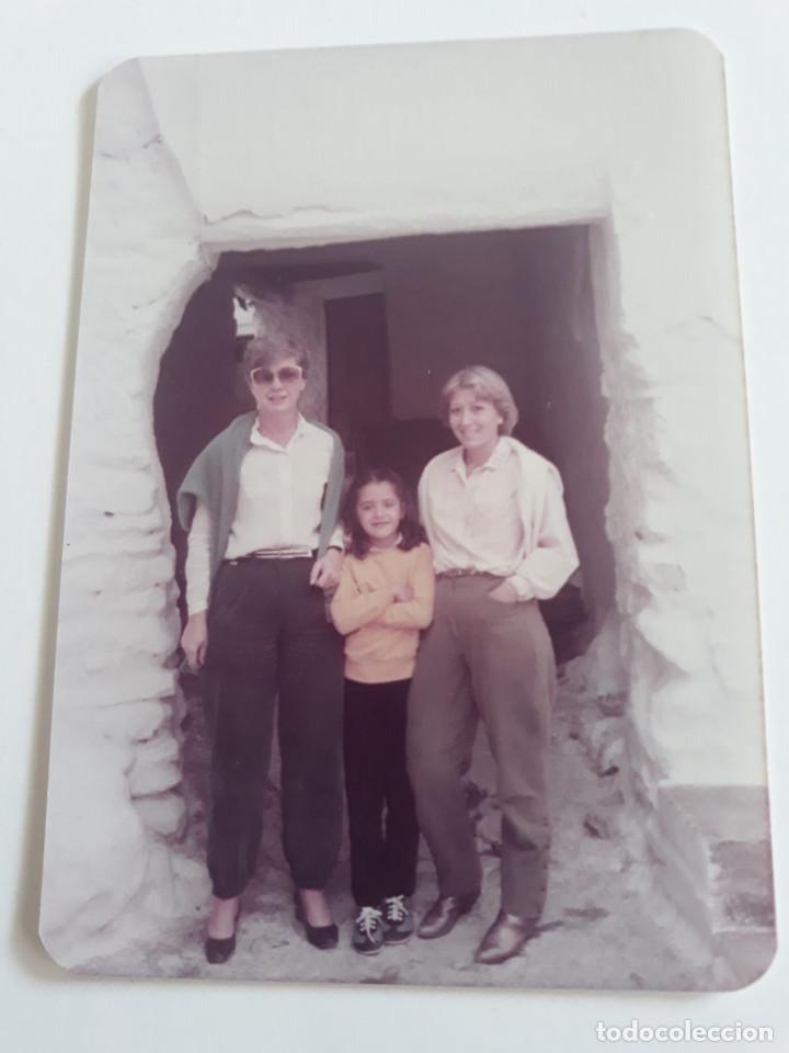 Fotografia antica: Mujeres j&oacute;venes junto a ni&ntilde;a