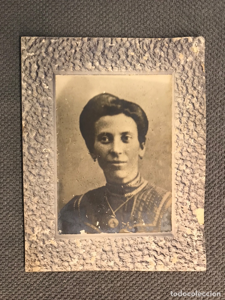 Fotograf&iacute;a antigua: FOTOGRAF&Iacute;A ANTIGUA. La Se&ntilde;ora Pilar con su Camafeo al Cuello. AN&Oacute;NIMO (h.1900?)