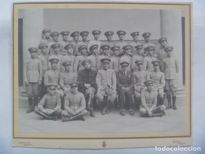 Fotograf&iacute;a antigua: ACADEMIA DE INFANTERIA DE TOLEDO : FOTO DE CADETES Y PROFESORES ( UNO EMBLEMA CARROS ), 1921