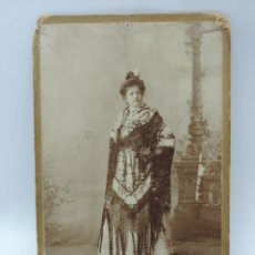 Fotografía antigua: FOTOGRAFIA ALBUMINA DE MUJER CON MANTON DE MANILA, FOTO COMPANY. ESCRITA EN 1898. MIDE 16,5 X 10 CMS. Lote 206868270