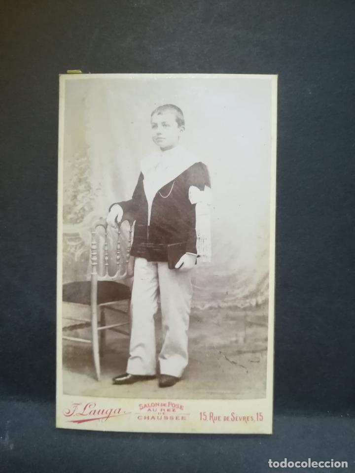 Alte Fotografie: ANTIGUA FOTOGRAFIA DE ESTUDIO DE NI&Ntilde;O CON TRAJE DE COMUNION. J.LAUGA, AU REZ DE CHAUSSE. 6 X 11CM