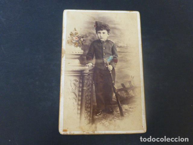 Fotografia antica: RETRATO DE NI&Ntilde;O VESTIDO DE SOLDADO CON FUSIL ALBUMINA ILUMINADA HACIA 1880 8 X 12,5 CMTS