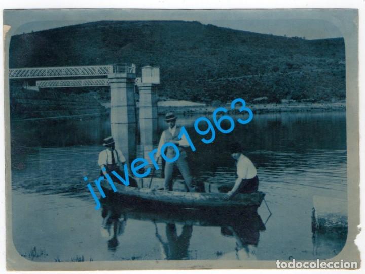 Fotografia antica: SIGLO XIX, CIANOTIPIA, SE&Ntilde;ORES EN BARCA, MALPICA DE TAJO, 114X84MM