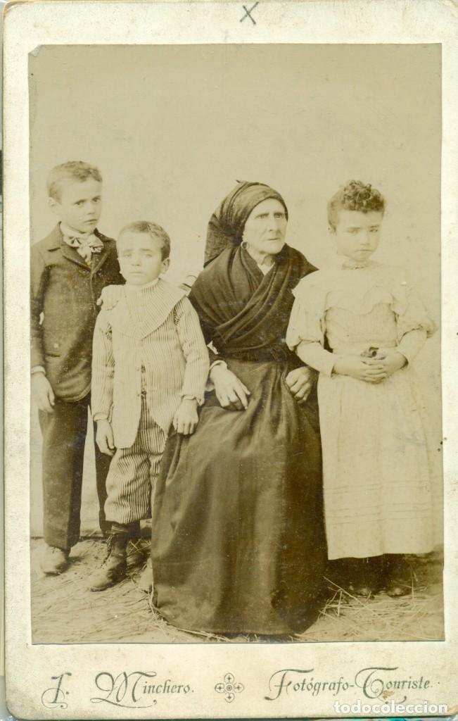 Fotografia antiga: ASTURIAS. FOTO MINCHERO. ALDEANA CON UNOS NI&Ntilde;OS. HACIA 1890. TAMA&Ntilde;O CABINET.