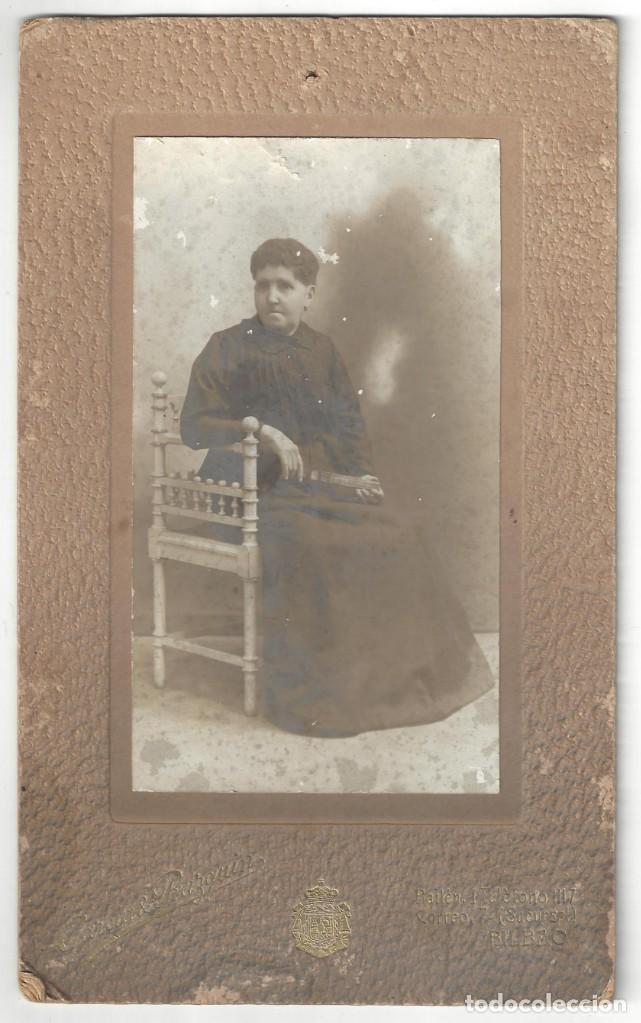 Fotografia antica: ANTIGUA FOTOGRAF&Iacute;A ALB&Uacute;MINA- SE&Ntilde;ORA DE TRAJE NEGRO Y ABANICO. FOT&Oacute;GRAFO GARCIA RAZQUIN. BILBAO- 1909