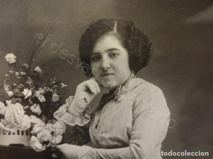 Fotograf&iacute;a antigua: Modernismo. Elegante se&ntilde;orita posando Estudio ALONSO. 140 x 90 mm
