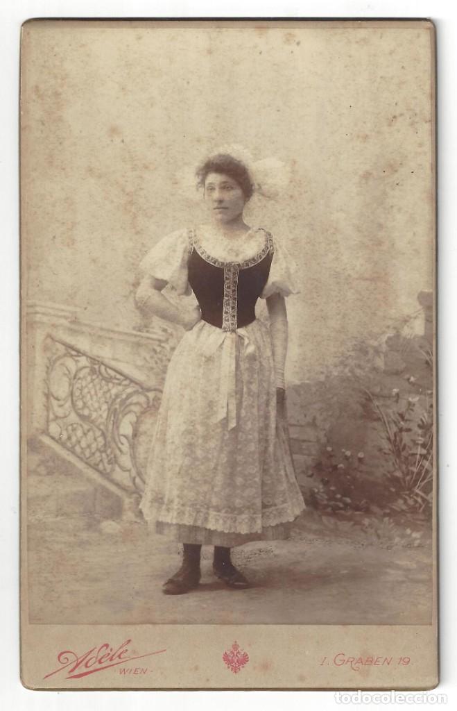 Fotografia antica: ANTIGUA FOTOGRAF&Iacute;A ALB&Uacute;MINA EXTRANJERA- SE&Ntilde;ORA CON TRAJE FOLCL&Oacute;RICO. FOTO AD&Egrave;LE. WIEN. VIENA- 180?
