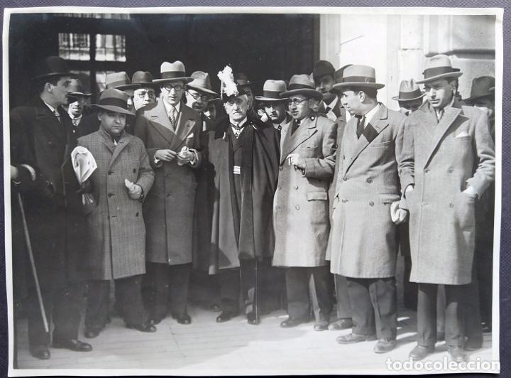 Fotograf&iacute;a antigua: MADRID 18 FEBRERO 1931 J. BAUTISTA AZNAR A LA SALIDA DE LA JURA DEL GOBIERNO TAMA&Ntilde;O 17 X 23 CM.