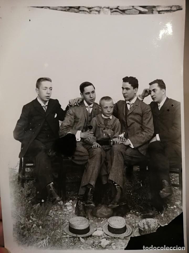 Fotograf&iacute;a antigua: FOTO ANTIGUA GRUPO VARONES J&Oacute;VENES CON NI&Ntilde;O. GRAN FORMATO 18X13 CM