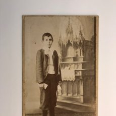 Photographie ancienne: A. DE GUEREQUIZ, FOTOGRAFO BILBAO. FOTOGRAFIA ALBUMINA NIÑO PRIMERA COMUNION (H.1900?). Lote 230565940
