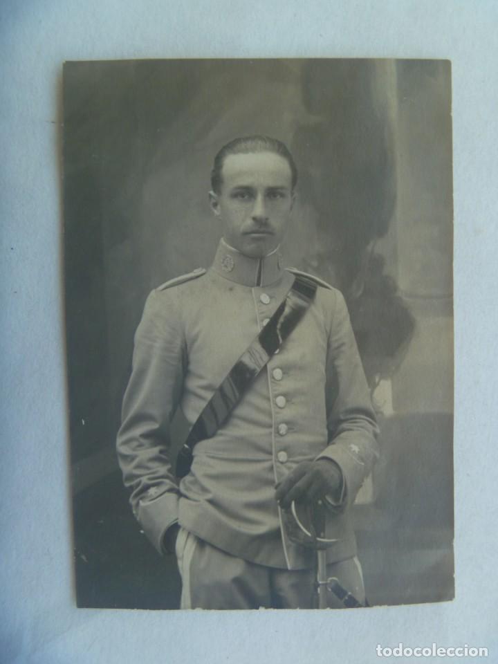 Antique Photography: FOTO MILITAR DE CABALLERIA : TENIENTE DE CAZADORES DE ALFONSO XIII, CON SABLE. PRINCIPIOS DE SIGLO