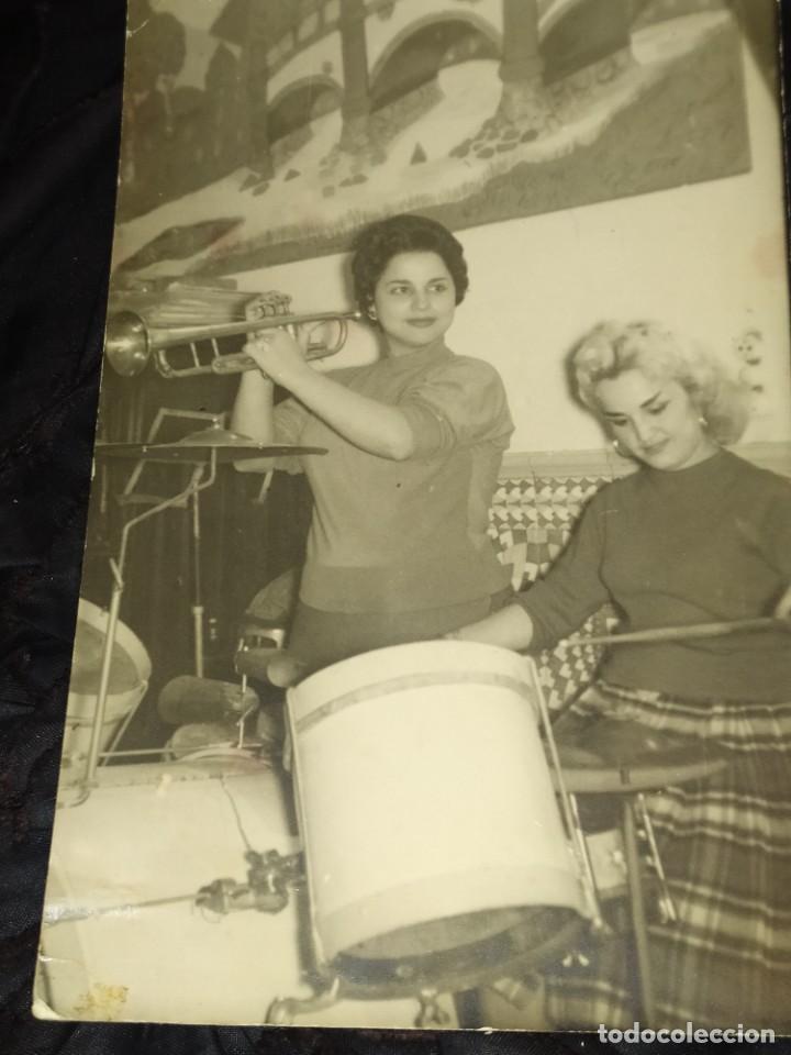 Fotograf&iacute;a antigua: FOTOGRAFIA CHICAS M&Uacute;SICA BANDA TOCANDO TROMPETA BATER&Iacute;A GUAPAS SIN M&Aacute;S DATOS
