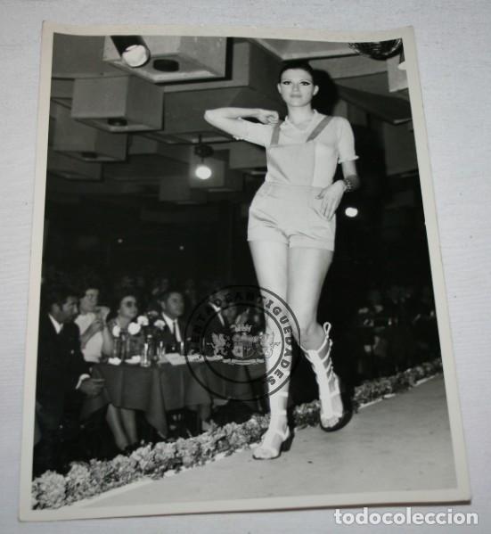 Fotograf&iacute;a antigua: MARIA AMPARO RODRIGO, MISS ESPA&Ntilde;A, EN UN DESFILE DE MODELOS