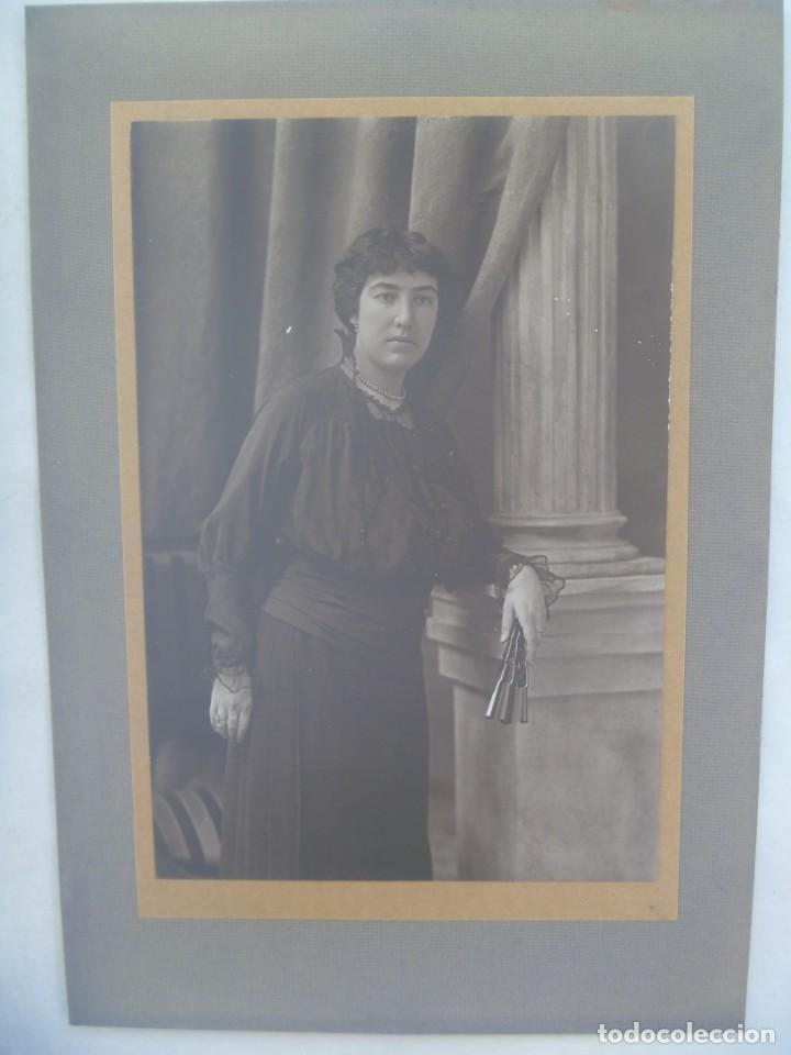 Fotografia antiga: PRECIOSA FOTO DE ESTUDIO DE SE&Ntilde;ORITA CON ABANICO, PRINCIPIOS DE SIGLO .... 16 X 23,5 CM
