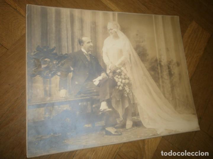 Fotografia antica: Gran foto Fotogr&aacute;fo YO Puerta del sol - alb&uacute;mina sobre cart&oacute;n Pareja Boda fotograf&iacute;a 28.5X22.5 cm.
