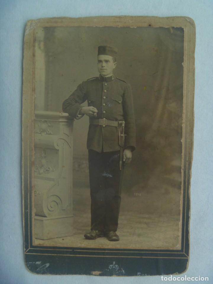 Antique Photography: FOTO DE ESTUDIO DE MILITAR DEL RGTO INFANTERIA COVADONGA N&ordm; 41 CON GORRO PANADERO. PRNCIPIOS SIGLO