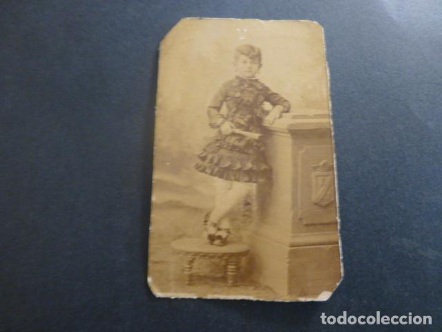 Fotografia antica: NI&Ntilde;A CON ABANICO ALBUMINA SIGLO XIX 7 X 11 CMTS