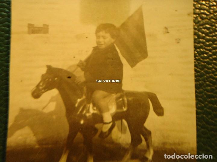 Fotograf&iacute;a antigua: FOTOGRAFIA ANTIGUA. NI&Ntilde;O CON BANDERA CATALANA.EN CARRO Y TOCANDO VIOLIN.1924-1926