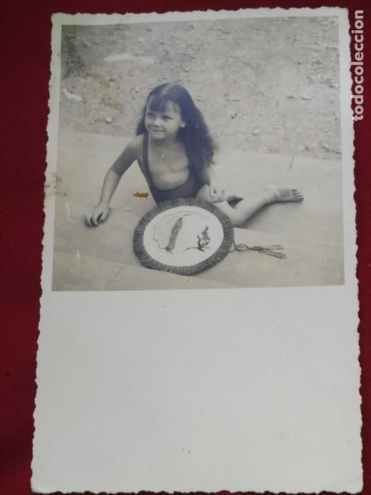 Alte Fotografie: ANTIGUA CURIOSA FOTOGRAF&Iacute;A NI&Ntilde;A PREPARANDO FAROLILLO EN EL SUELO TRASERA 8-55 SIN M&Aacute;S DATOS