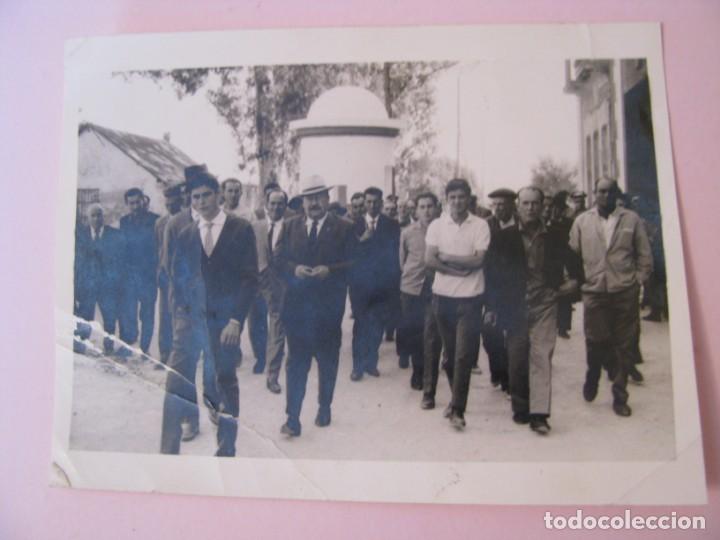 Fotograf&iacute;a antigua: FOTO DE GRUPO DE PERSONAS. DESCONOZCO EL LUGAR, A&Ntilde;O Y A LAS PERSONAS. 10X7,5 CM.