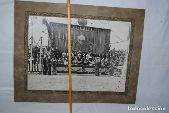 Fotograf&iacute;a antigua: TRIBUNA PARA UN DEFILE EN LA REPUBLICA , CADIZ .