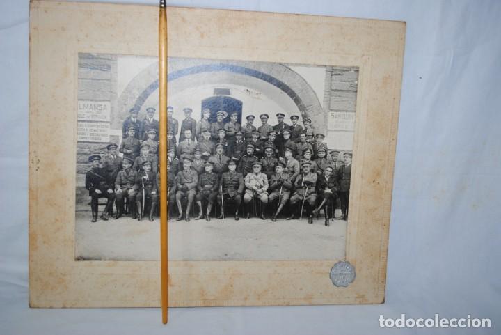 Fotograf&iacute;a antigua: MILITARES EN EL PATIO DEL ANTIGUO CUARTEL DE SAN ROQUE , CADIZ .