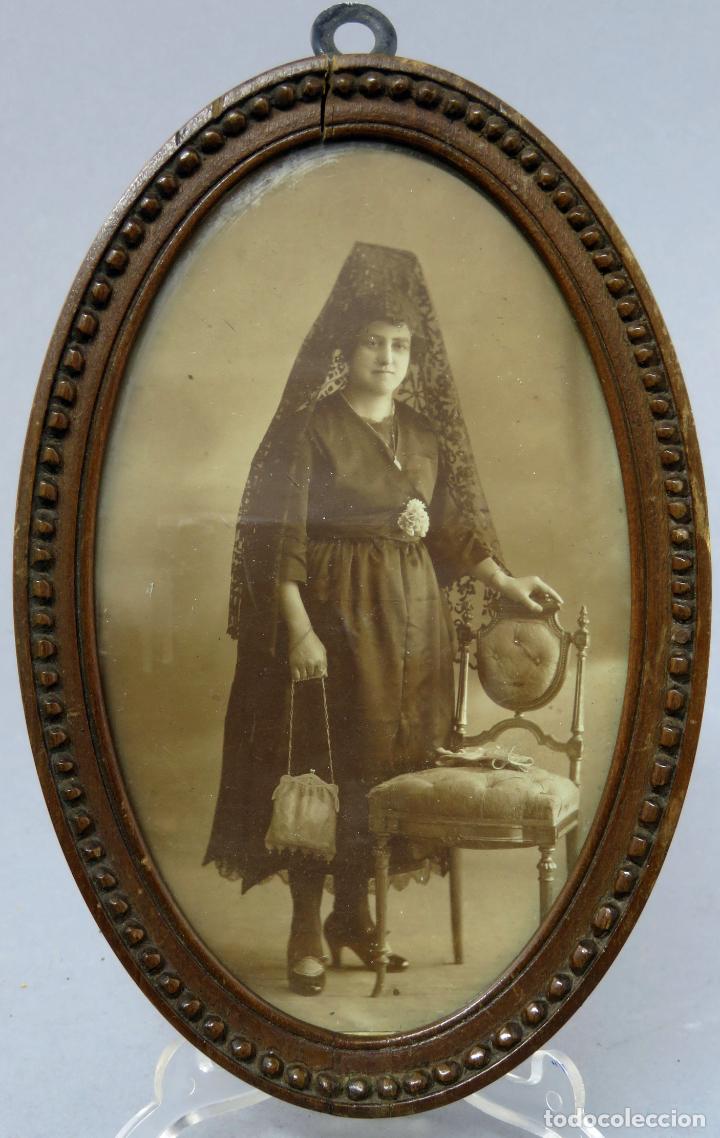 Fotografia antica: Fotograf&iacute;a dama con mantilla y bolso moda a&ntilde;os 20 sin nombre estudio con marco ovalado madera