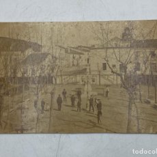 Fotografía antigua: FOTOGRAFÍA DE UN PUEBLO DE MADRID. FOTOGRAFO ALCAÑIZ. MEDIDAS APROXIMADAS: 14 X 23 CM