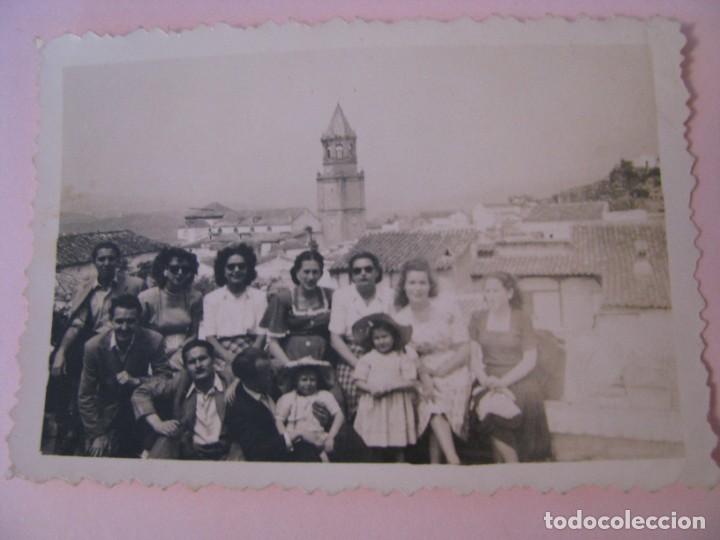 Fotograf&iacute;a antigua: FOTO DE UN GRUPO DE PERSONAS EN VELEZ-MALAGA. A&Ntilde;OS 50 O 60. 8,5X6 CM. PAPEL VELOX.
