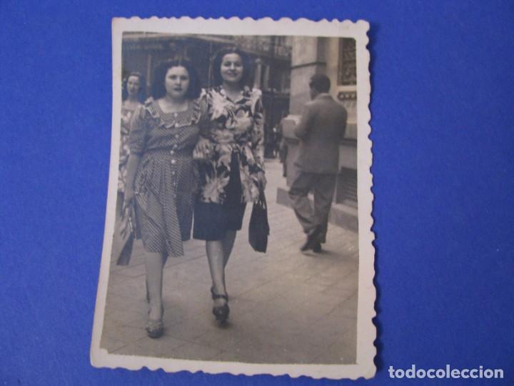Antique Photography: FOTO 2 MUJERES PASEANDO. A&Ntilde;OS 40 O 50. 7,5X5,5 CM.