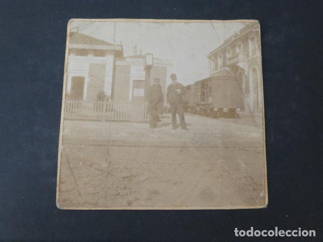 Fotografia antica: EMPLEADOS DE CORREOS EN ESTACION DE FERROCARRIL HACIA 1900 ALBUMINA 9 X 9 CMTS